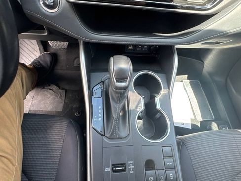 Used 2023 Toyota Highlander LE FWD image 32