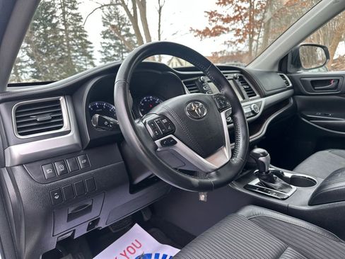 Used 2017 Toyota Highlander LE image 6