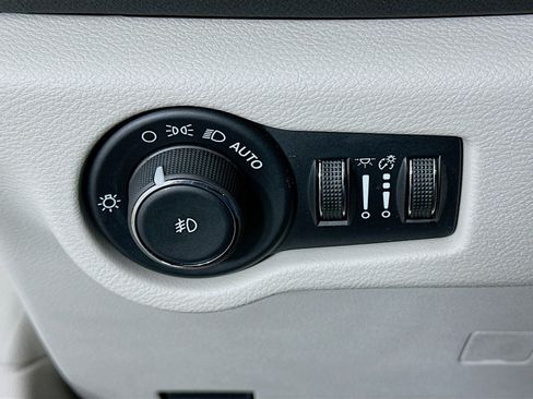 Used 2024 Chrysler Pacifica Touring-L image 17