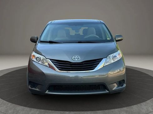 Used 2012 Toyota Sienna LE w/ Towing Pkg image 2