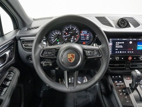 Used 2024 Porsche Macan image 18