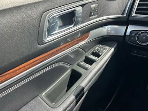 Used 2018 Ford Explorer Limited AWD/4WD image 12
