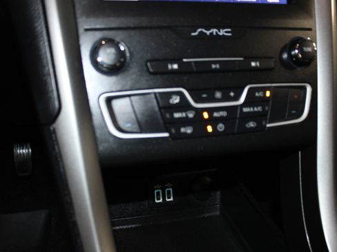Used 2020 Ford Fusion SE FWD image 19