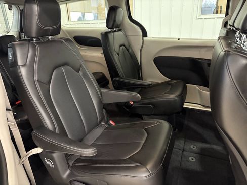 Used 2021 Chrysler Voyager Lxi image 28