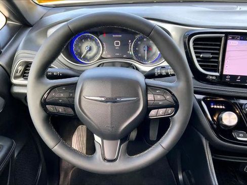 Certified 2025 Chrysler Pacifica Limited image 6