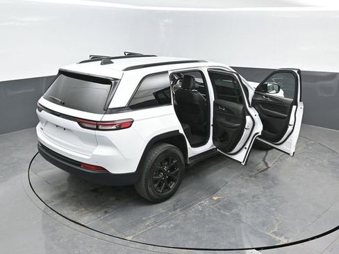 Used 2024 Jeep Grand Cherokee Altitude image 27