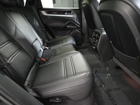 Used 2025 Porsche Cayenne Coupe image 17