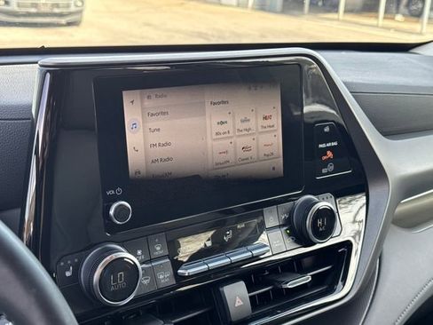 Used 2023 Toyota Highlander XLE image 19