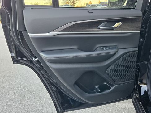 New 2025 Jeep Grand Cherokee Limited w/ Luxury Tech Group II image 24