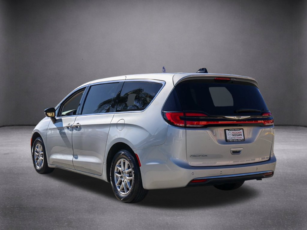 Used 2024 Chrysler Pacifica Touring-L FWD image 7
