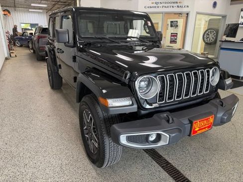 Used 2025 Jeep Wrangler Unlimited Sahara AWD/4WD image 4