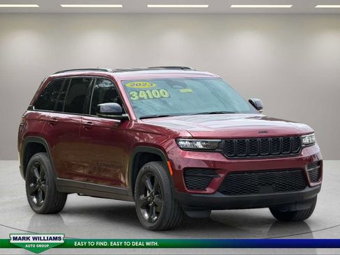Used 2023 Jeep Grand Cherokee Altitude AWD/4WD image 2