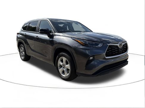 Used 2025 Toyota Highlander LE FWD image 1
