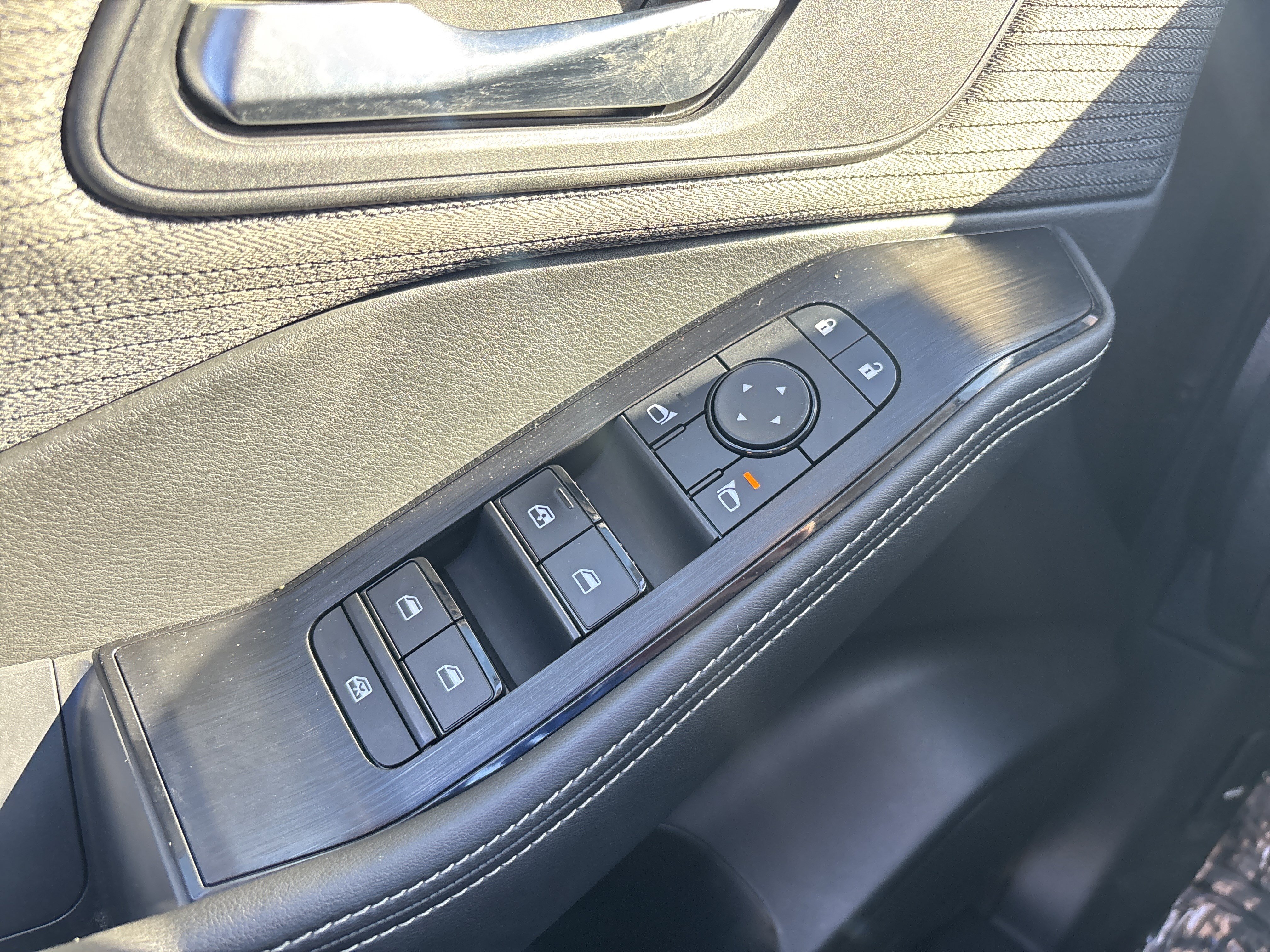 Used 2022 Nissan Rogue SV AWD/4WD image 19
