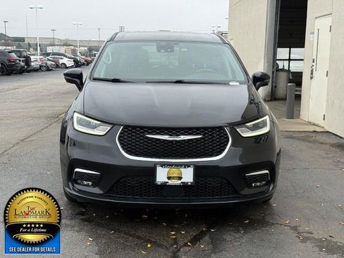 Used 2022 Chrysler Pacifica Touring-L w/ Uconnect Theater Family Group image 4