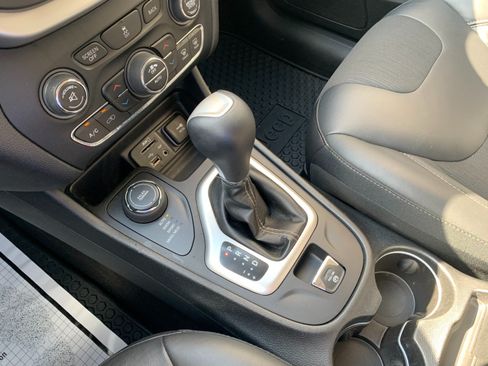 Used 2018 Jeep Cherokee Latitude Plus w/ Comfort/Convenience Group AWD/4WD image 19