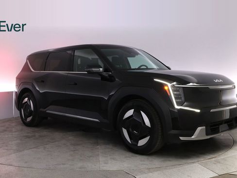 Used 2024 Kia EV9 Light Long Range RWD image 13