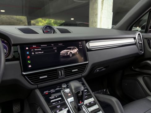 Certified 2023 Porsche Cayenne Platinum Edition AWD/4WD image 36