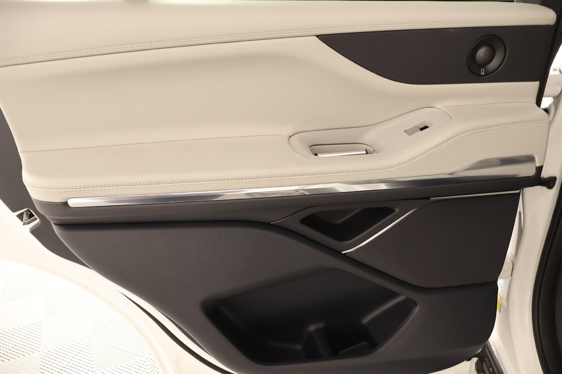 New 2026 Lincoln Navigator Premiere AWD/4WD image 17