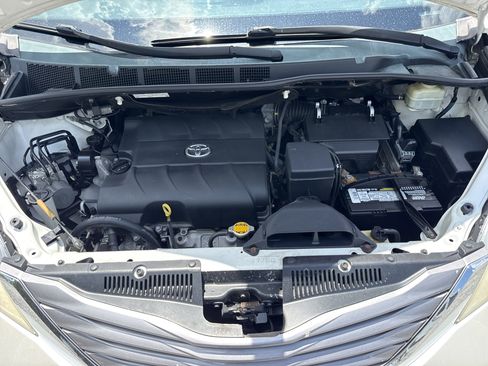 Used 2015 Toyota Sienna XLE FWD image 32