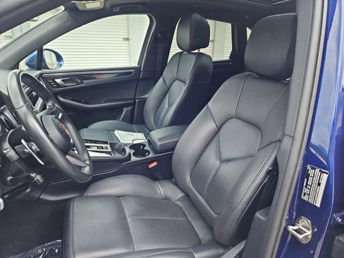 Certified 2023 Porsche Macan AWD/4WD image 5