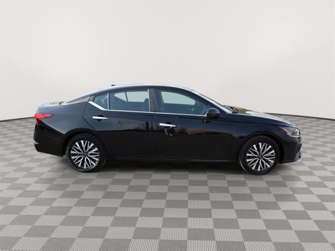 Used 2025 Nissan Altima 2.5 SV FWD image 4