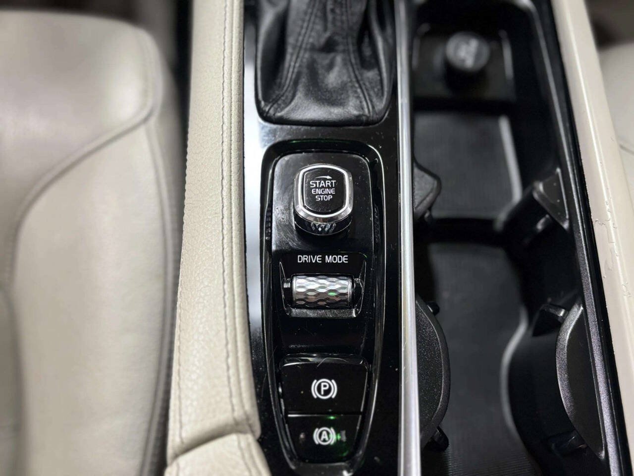 Used 2018 Volvo XC90 T5 Momentum w/ Convenience Package FWD image 35