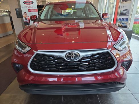 Used 2021 Toyota Highlander XLE AWD/4WD image 7