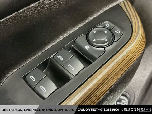 Used 2023 GMC Acadia SLE w/ Driver Convenience Package FWD image 17