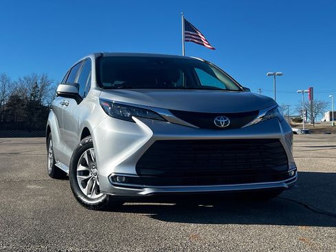 Used 2024 Toyota Sienna XLE image 2