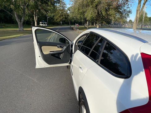 Used 2015 Volvo V60 T5 Cross Country image 26