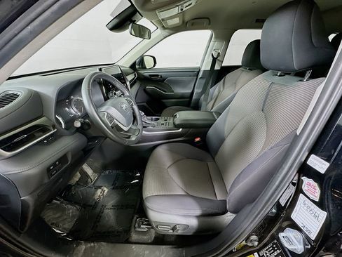 Used 2024 Toyota Highlander LE image 16