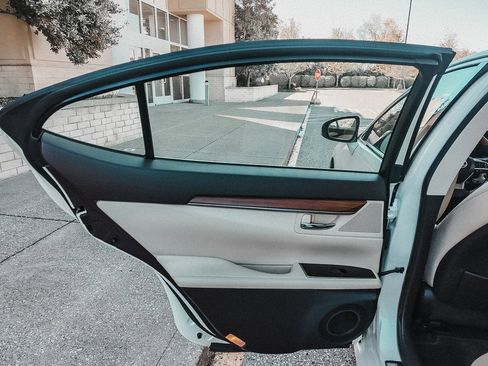 Used 2017 Lexus ES 300h image 25