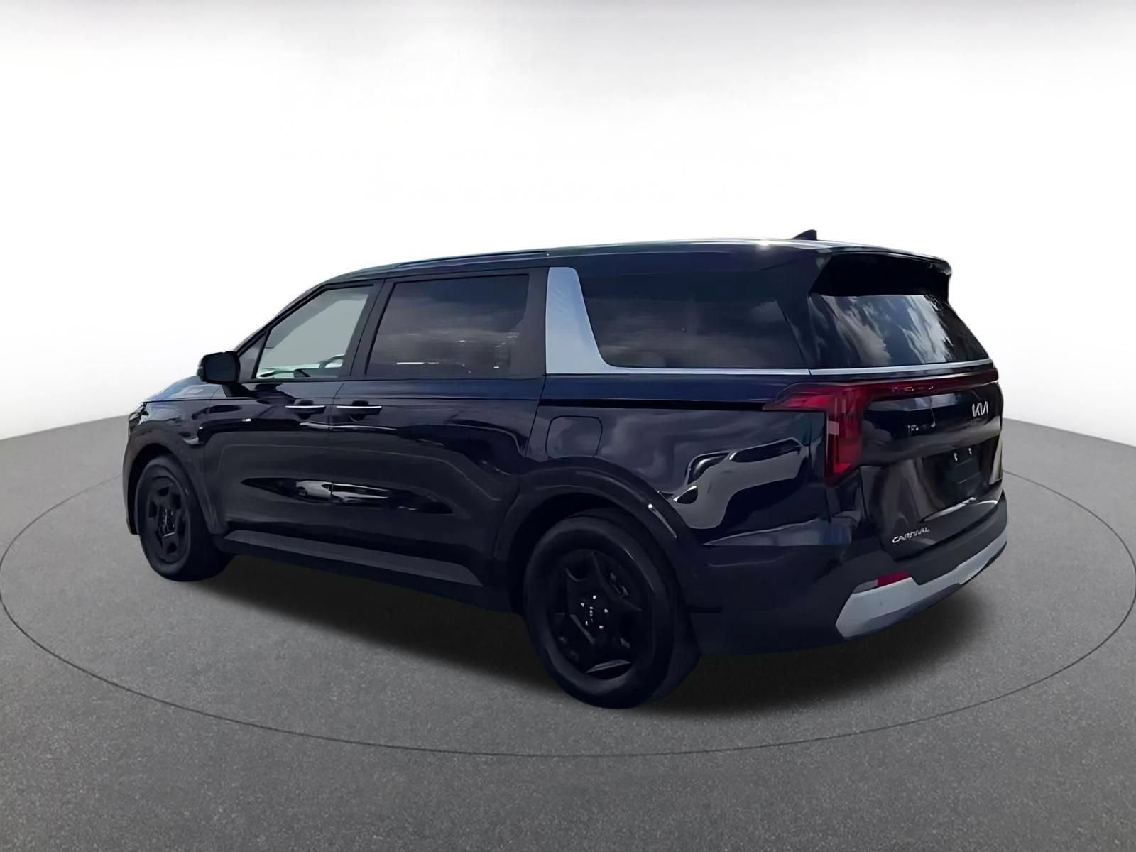 Used 2026 Kia Carnival FWD image 9