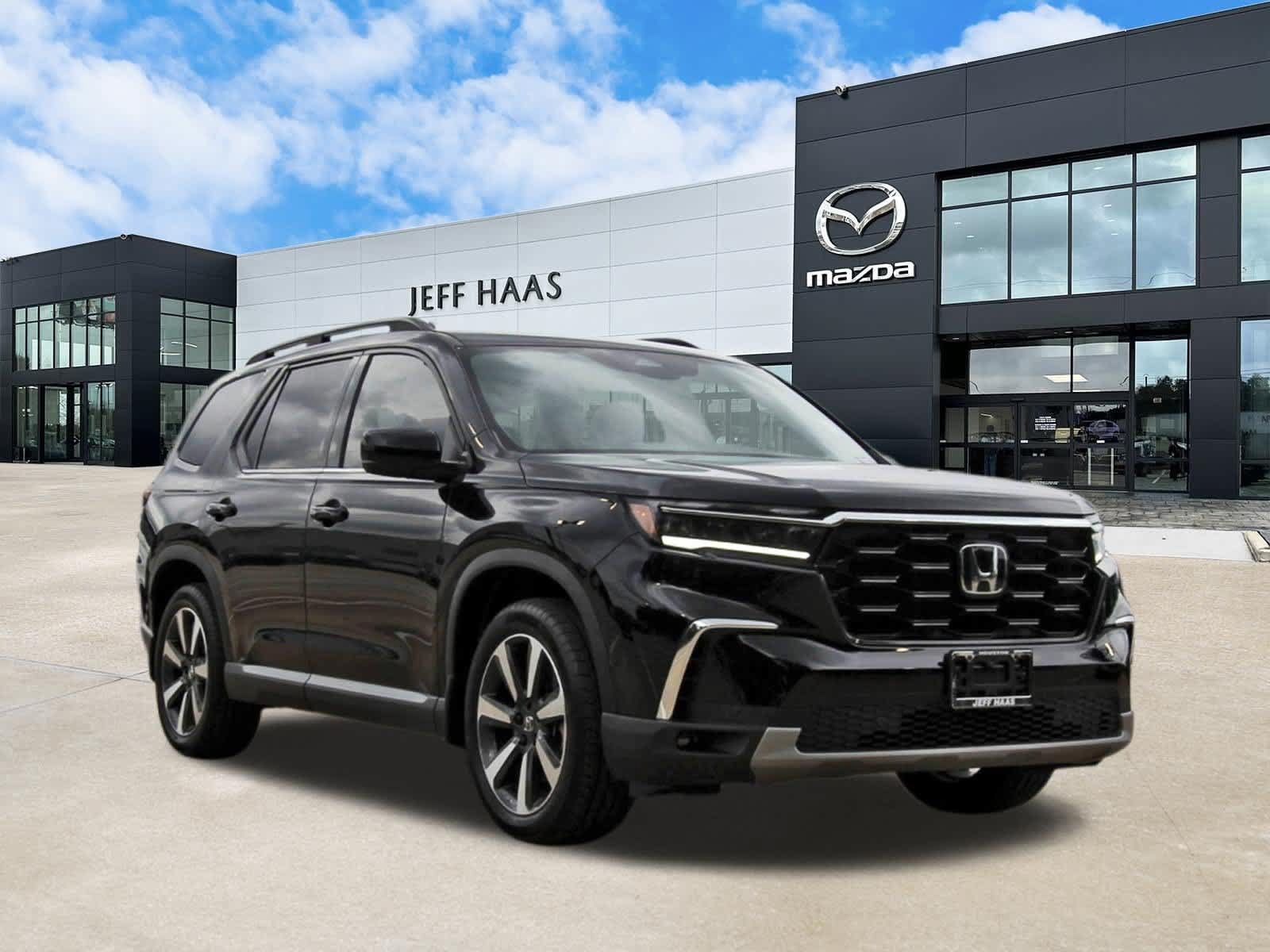 Used 2025 Honda Pilot Touring image 4