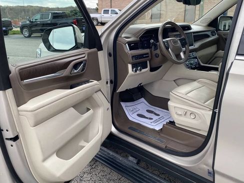 Used 2021 GMC Yukon XL Denali w/ Denali Premium Package image 12