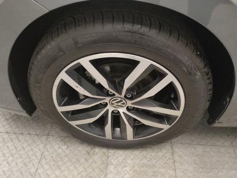 Used 2025 Volkswagen Jetta SE FWD image 31