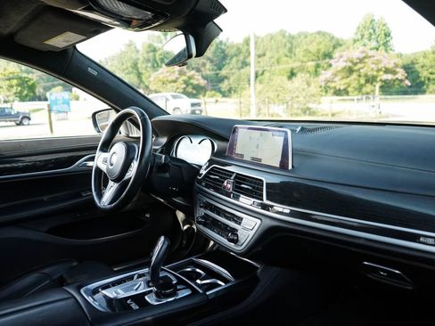 Used 2019 BMW M760i xDrive w/ Luxury Rear Seating Package AWD/4WD image 15