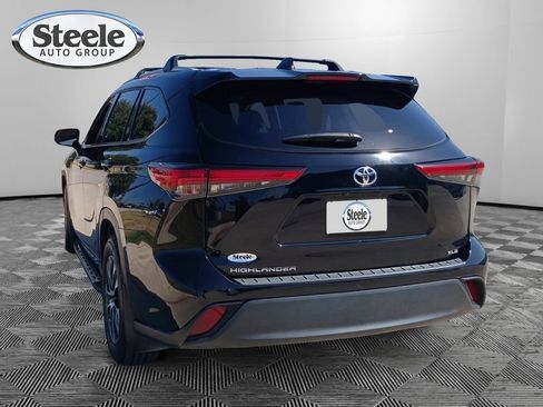Used 2022 Toyota Highlander XLE FWD image 2