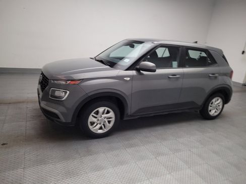 Used 2021 Hyundai Venue SE FWD image 2