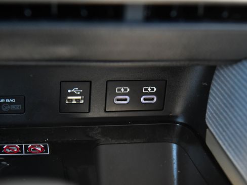 Used 2025 Toyota Camry SE FWD image 27