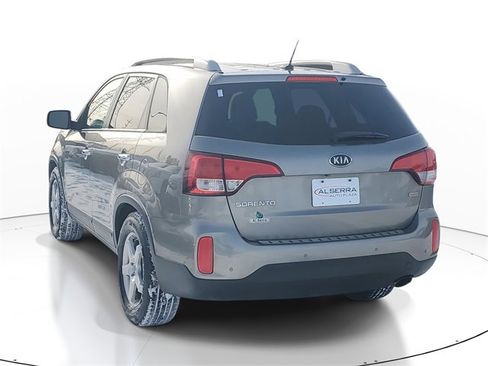 Used 2015 Kia Sorento LX image 2