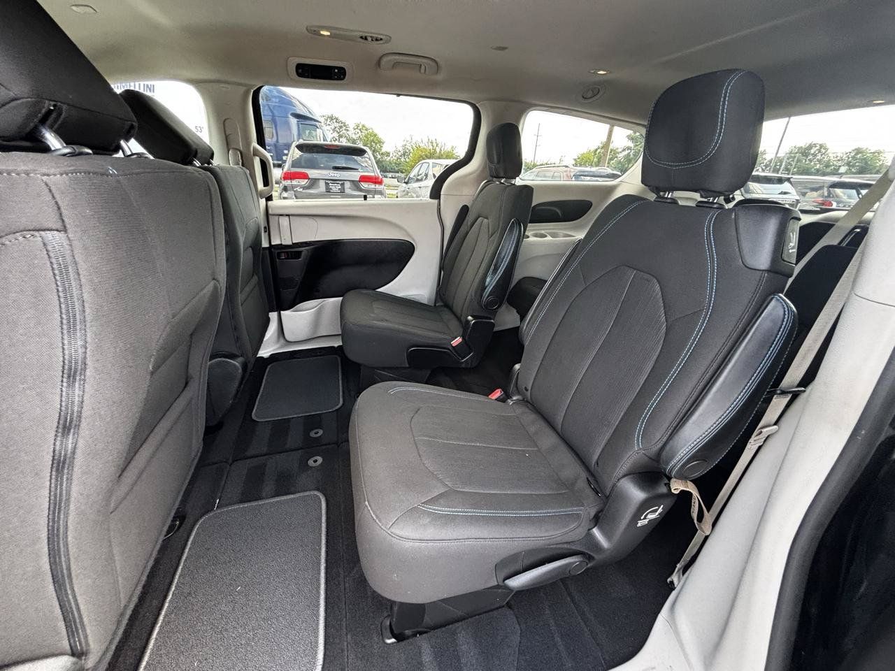Used 2021 Chrysler Pacifica Touring FWD image 15
