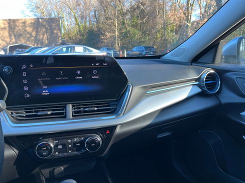 Used 2025 Chevrolet Trax LT w/ LT Convenience Package image 17