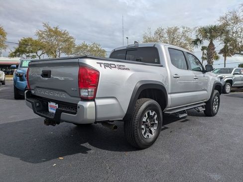 Used 2017 Toyota Tacoma TRD Off-Road w/ Premium & Technology Package image 4