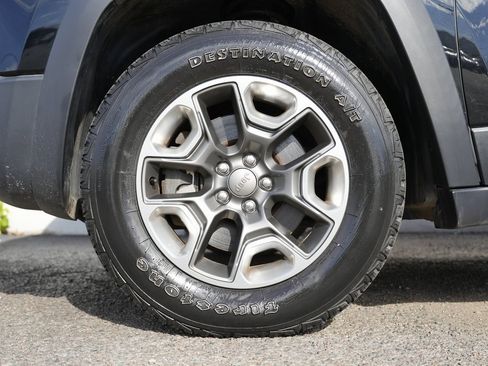 Used 2019 Jeep Cherokee Trailhawk w/ Cold Weather Group image 13