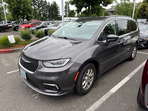Used 2022 Chrysler Pacifica Touring-L FWD image 2