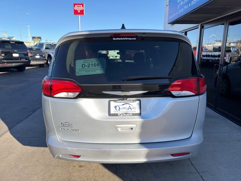 Used 2023 Chrysler Voyager LX image 6