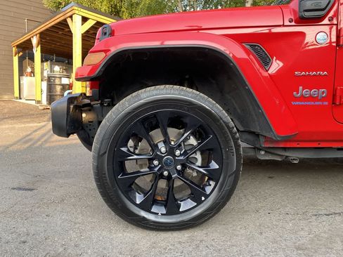 Used 2024 Jeep Wrangler Unlimited Sahara AWD/4WD image 11