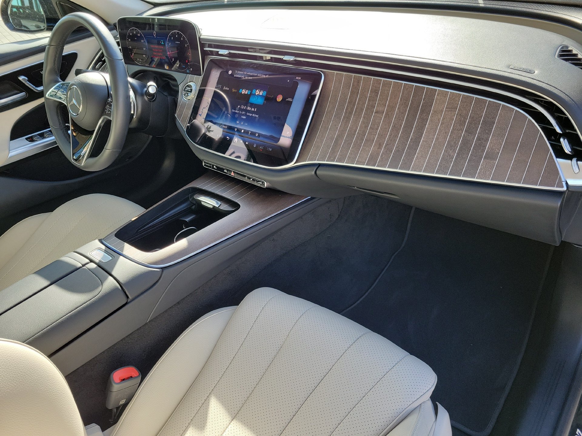 Used 2025 Mercedes-Benz E 350 Sedan w/ Winter Package image 3